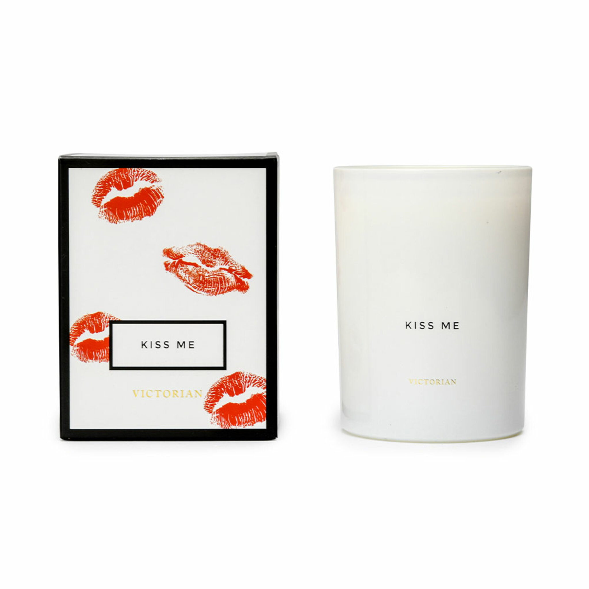 Kiss Me -Ett stilrent doftljus med doften av tropiska kryddor och persika. Brinntid 45 timmar. Lämna aldrig ett brinnade ljus obevakat. Håll borta från barn och djur. Glaset kan bli varmt, placera ljuset på lämplig varmresident yta. Underhåll ljuset och klipp av veke var tredje timme., Ø8x10,5 cm