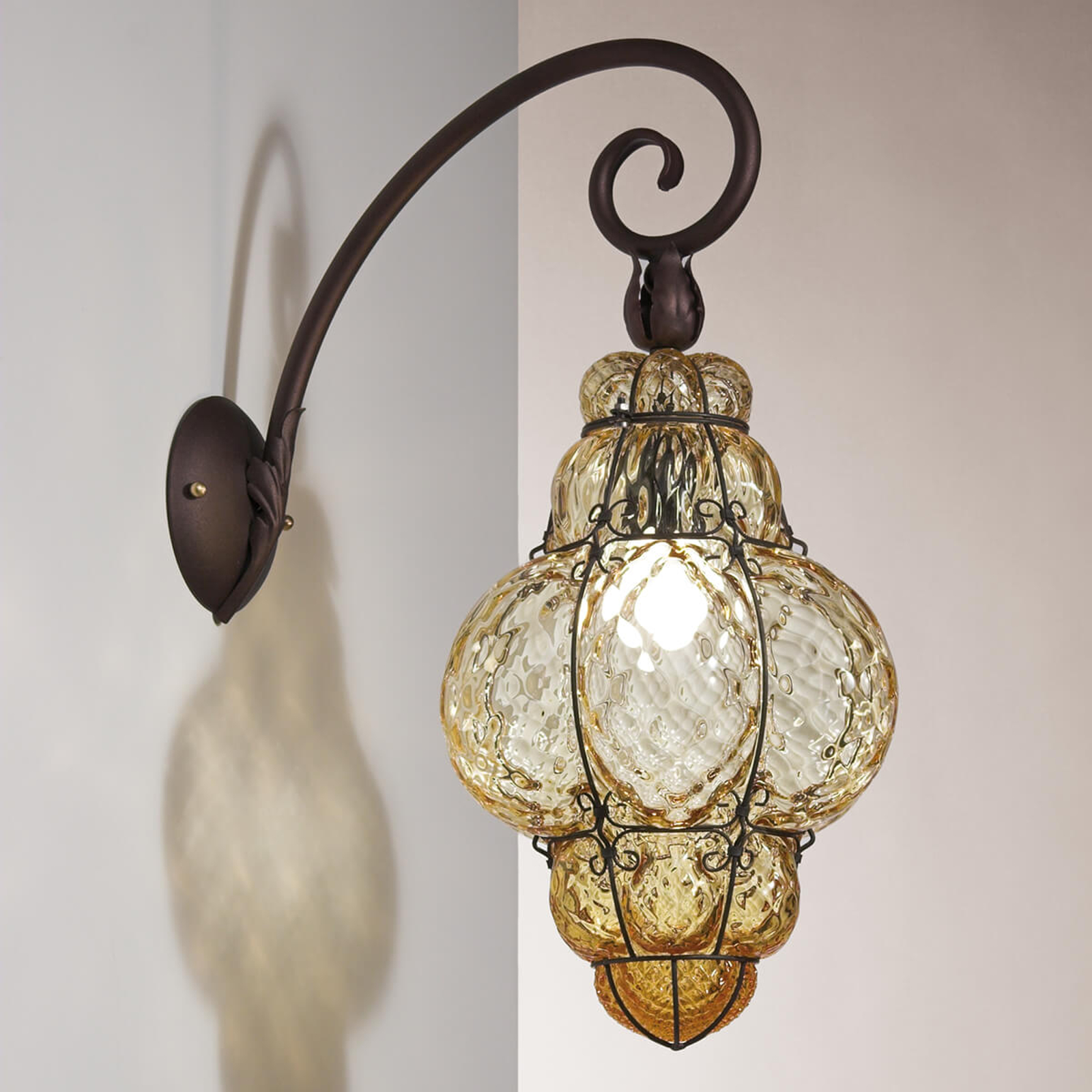 Vägglampa Classic hängande bärnsten