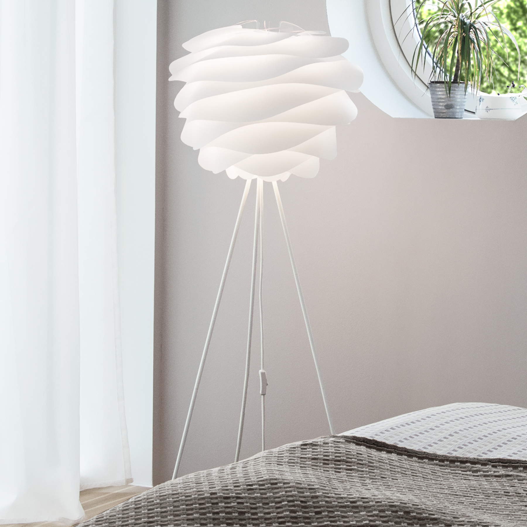 UMAGE Carmina golvlampa trefot vit