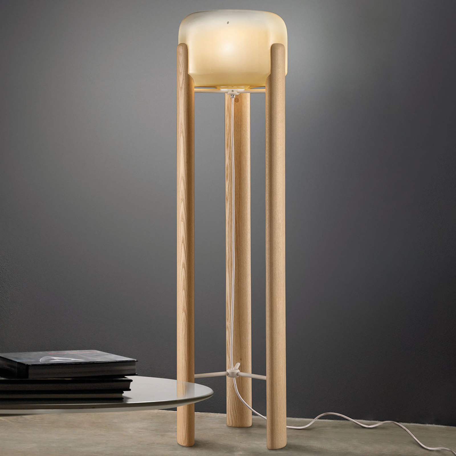 Golvlampa Sata skärm i bärnsten, fot trä ljus