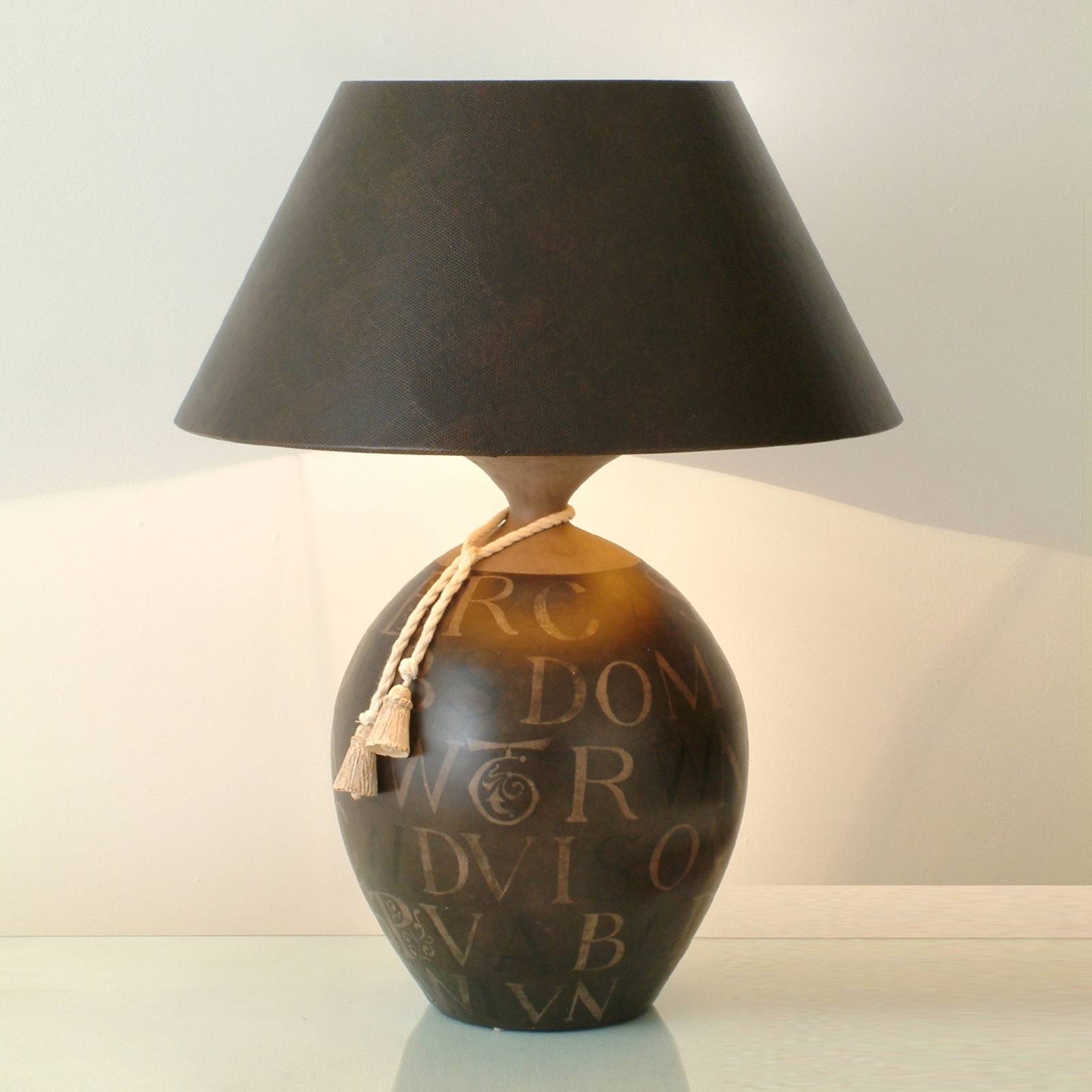 Vacker bordslampa Carattere Grandissima