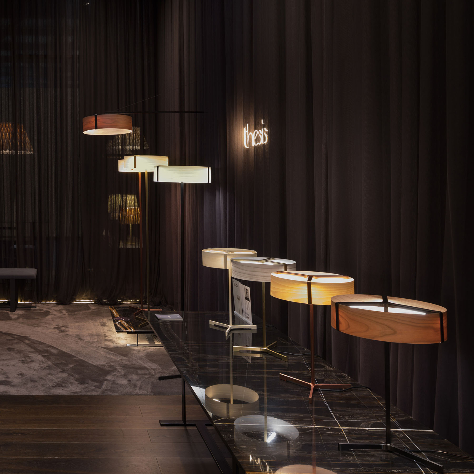 LZF Thesis LED-bordslampa svart matt/körsbärsträd
