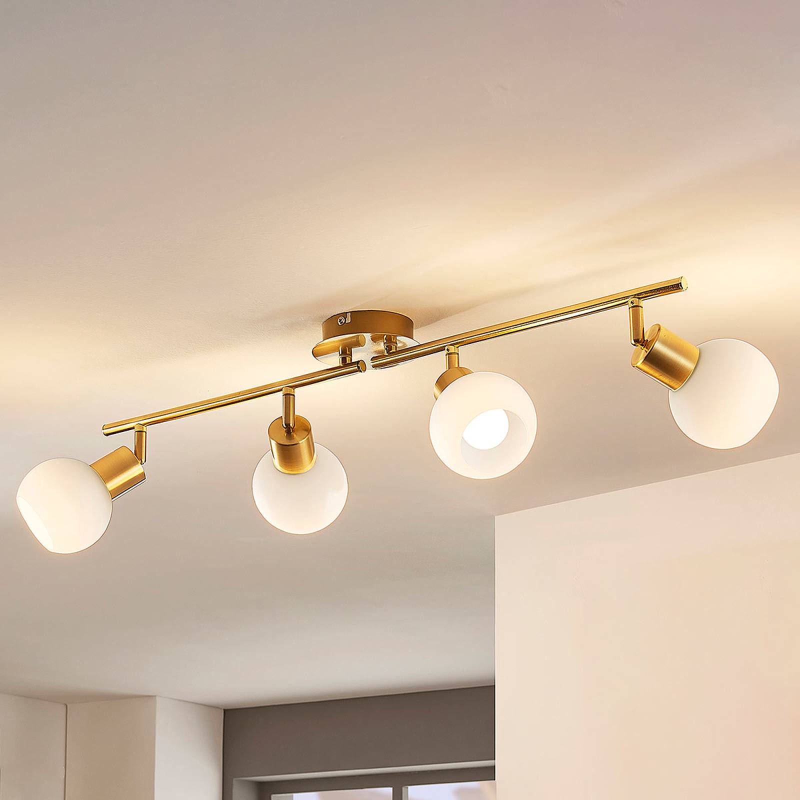 LED-taklampa Elaina i mässing, 4 ljuskällor