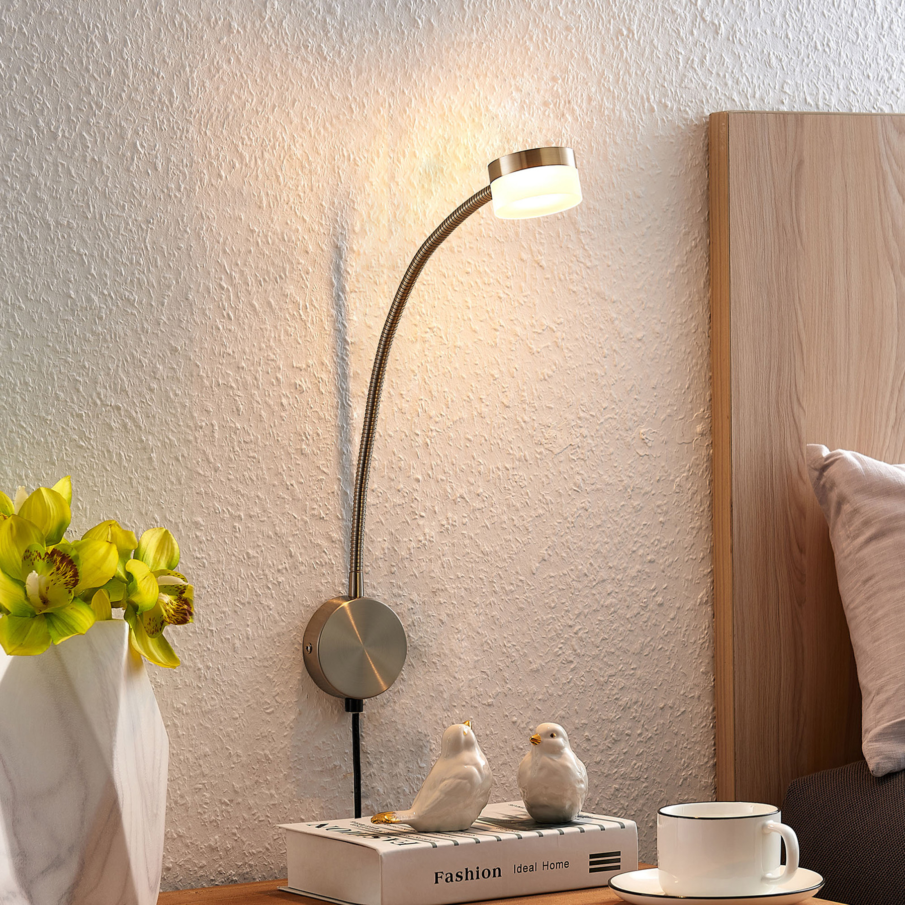Lindby Gentjana LED-vägglampa, satinerad nickel