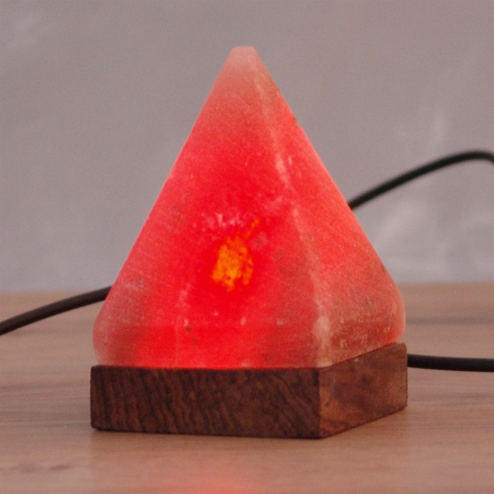 Liten bordslampa Pyramide med USB för dator