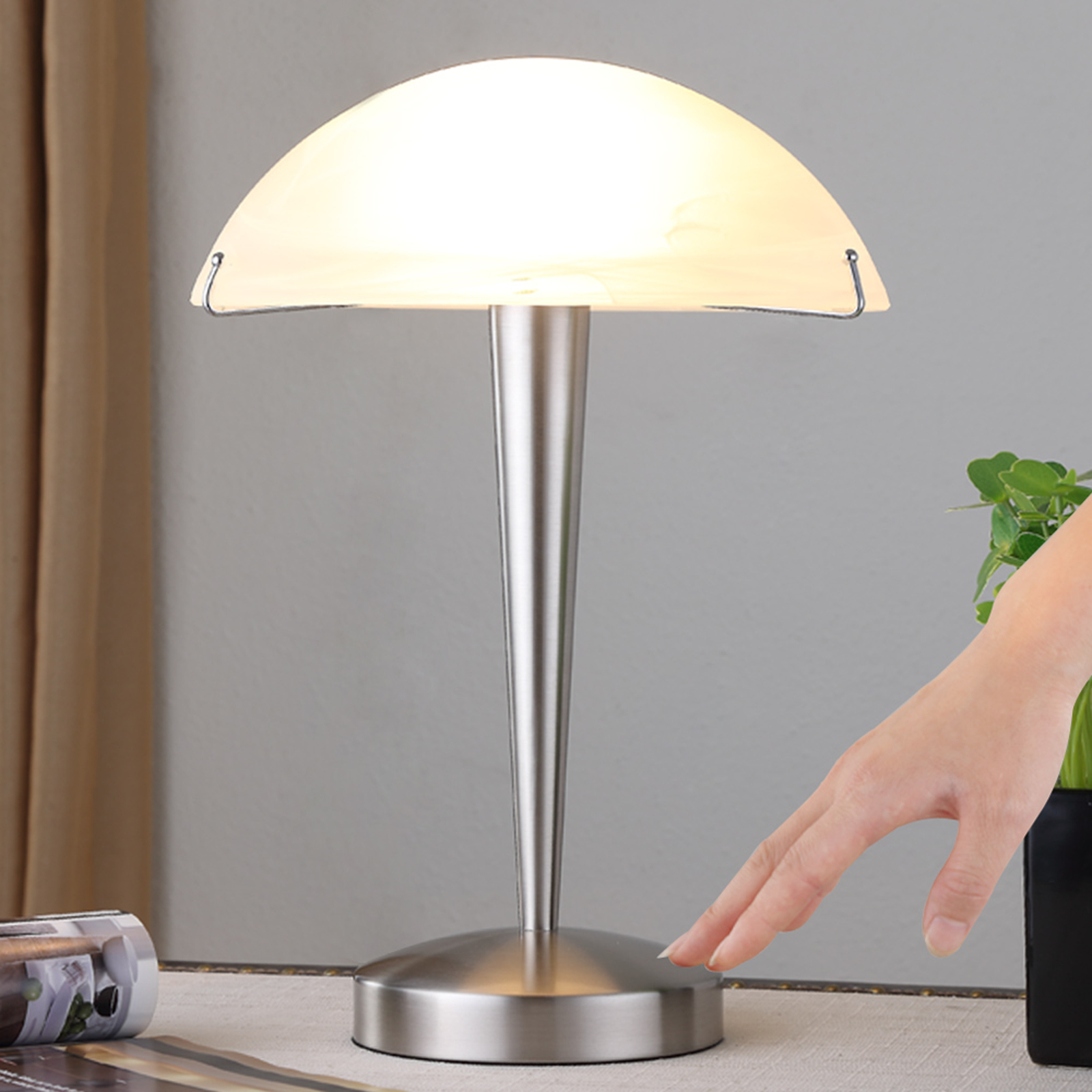 Vacker bordslampa Viola, matt nickel