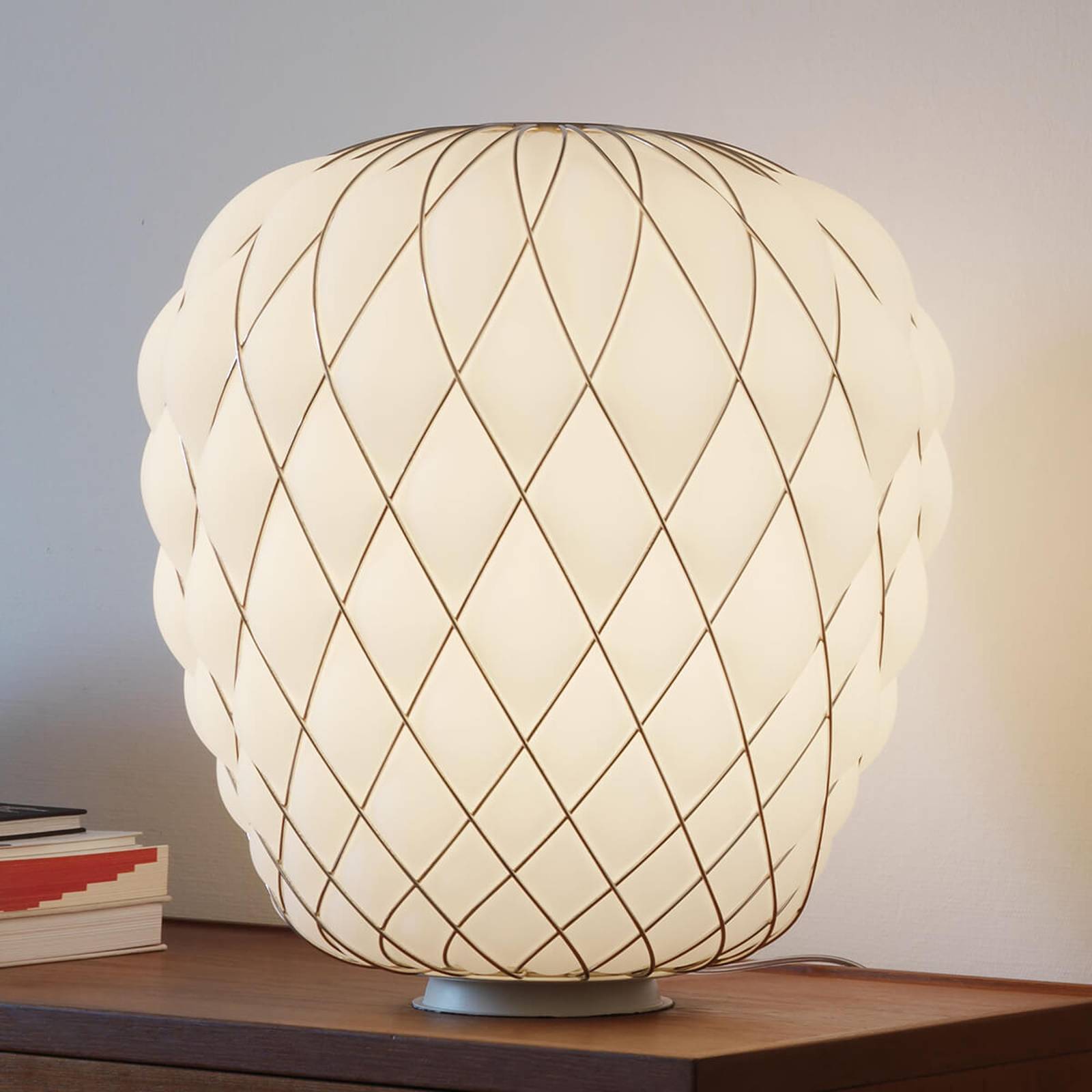 Designer-bordslampa Pinecone av mjölkglas