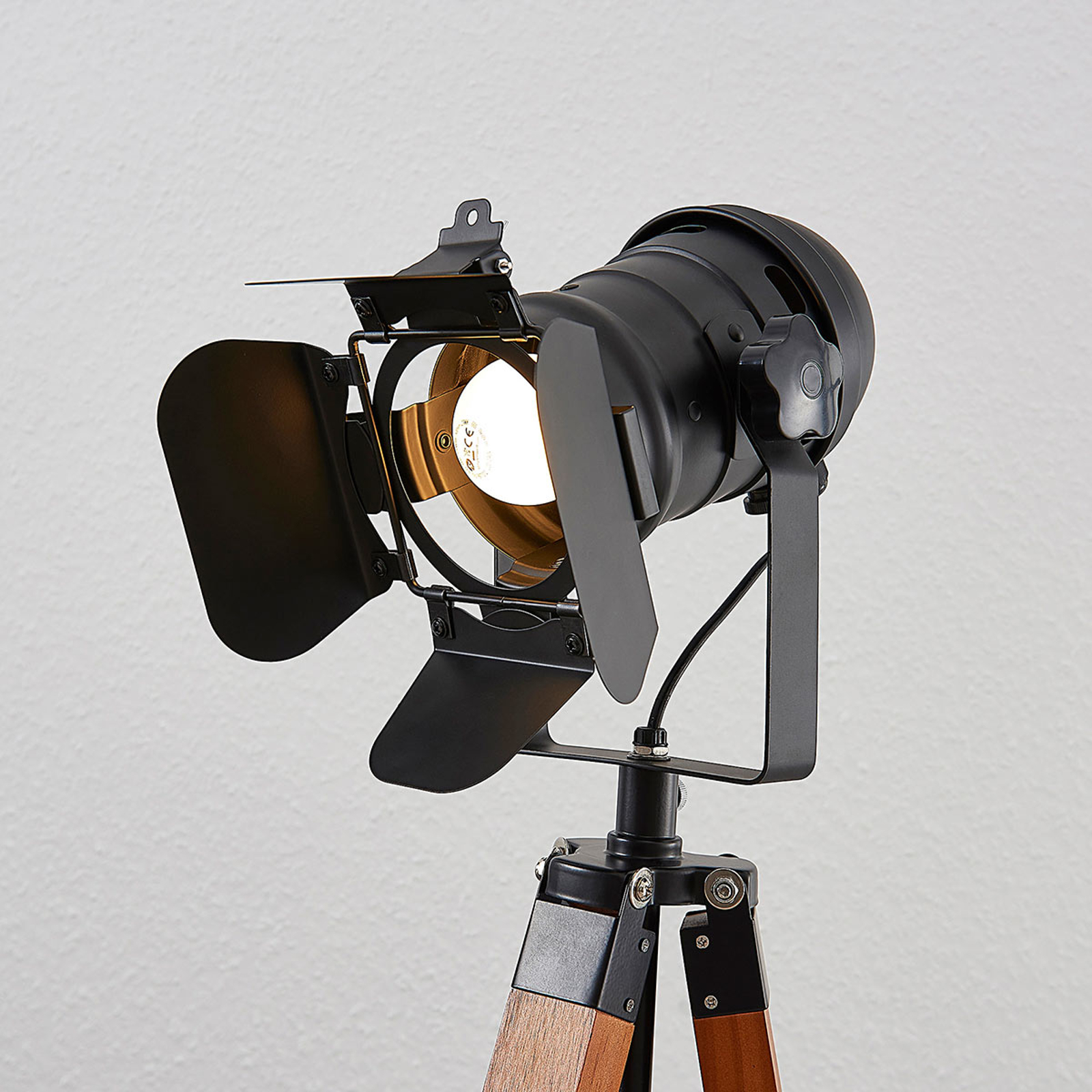 Golvlampa Hilma i trä med trebent stomme