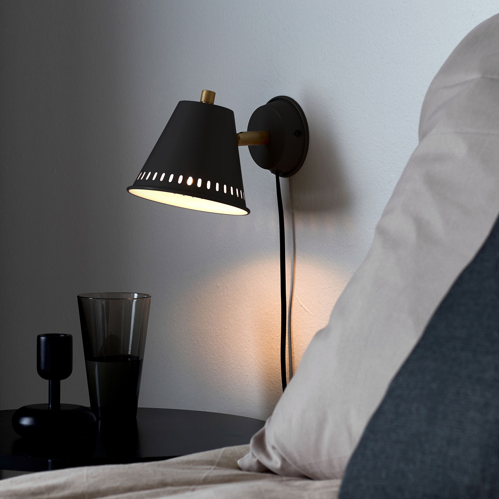 Vägglampa Pine med kontakt, svart