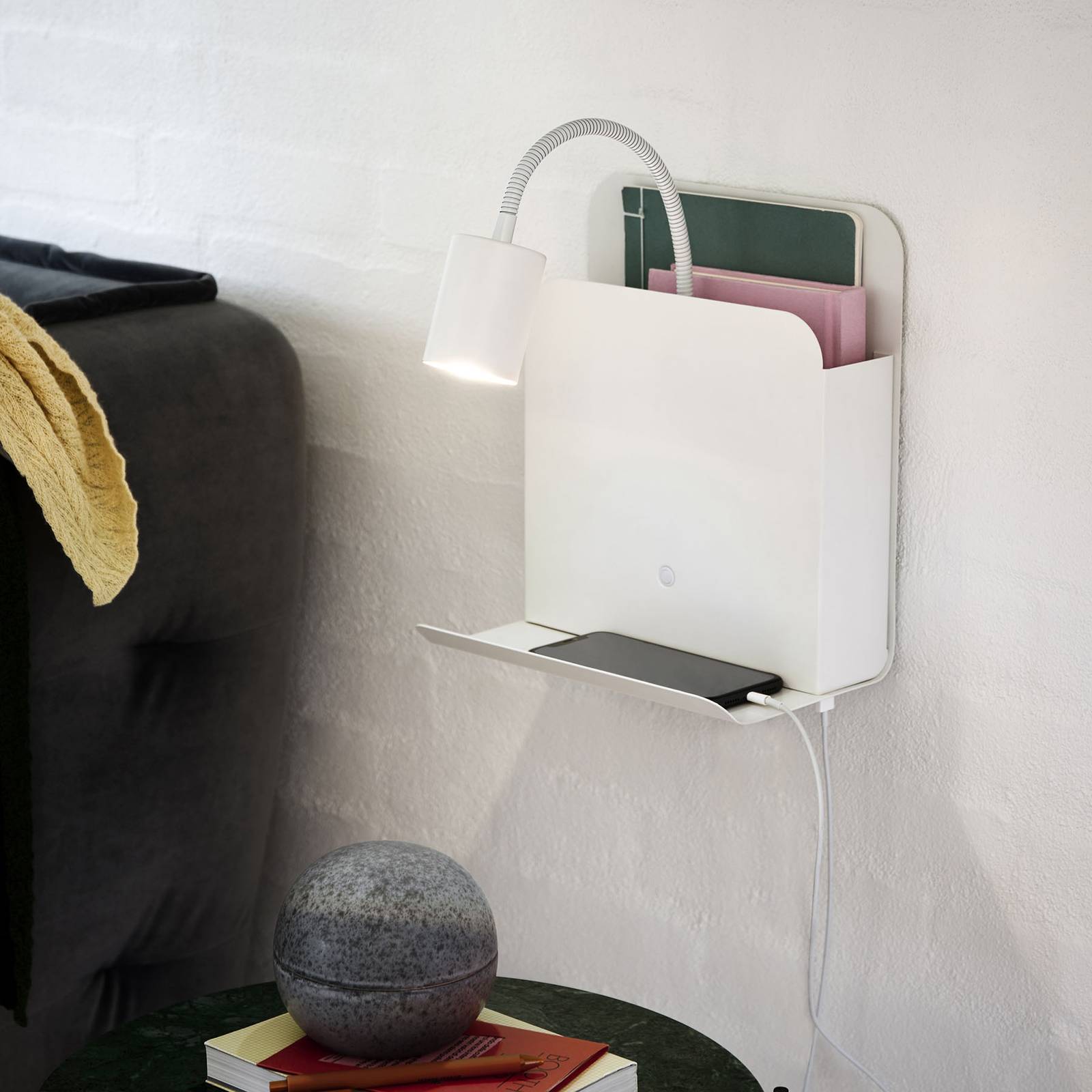 Vägglampa Roomi med hylla och USB, vit