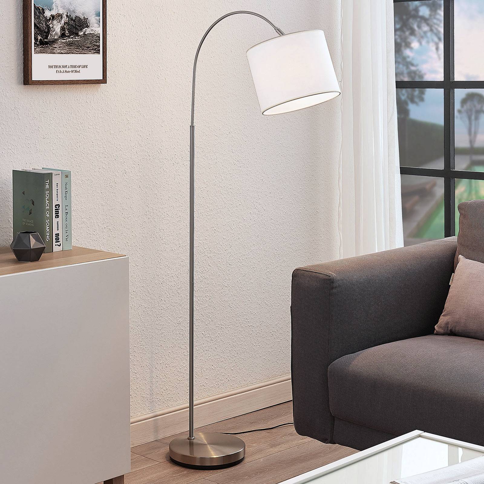 Båg-golvlampa Mateji med vit skärm