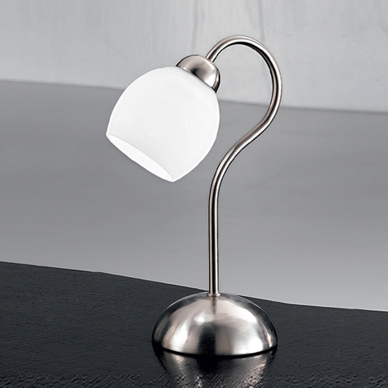 Satinerad, vacker bordslampa Doma