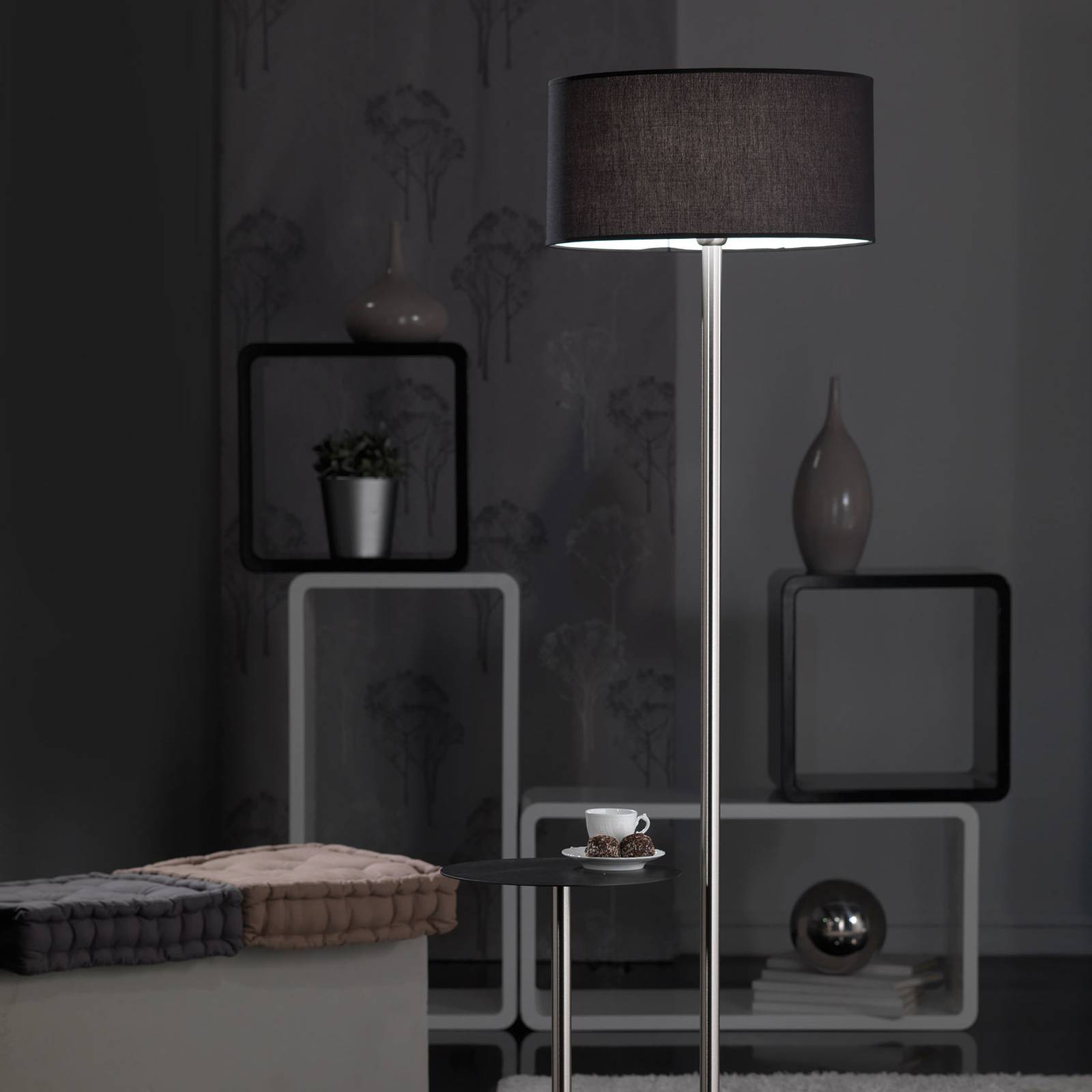 Golvlampa Pongo med tygskärm och förvaring