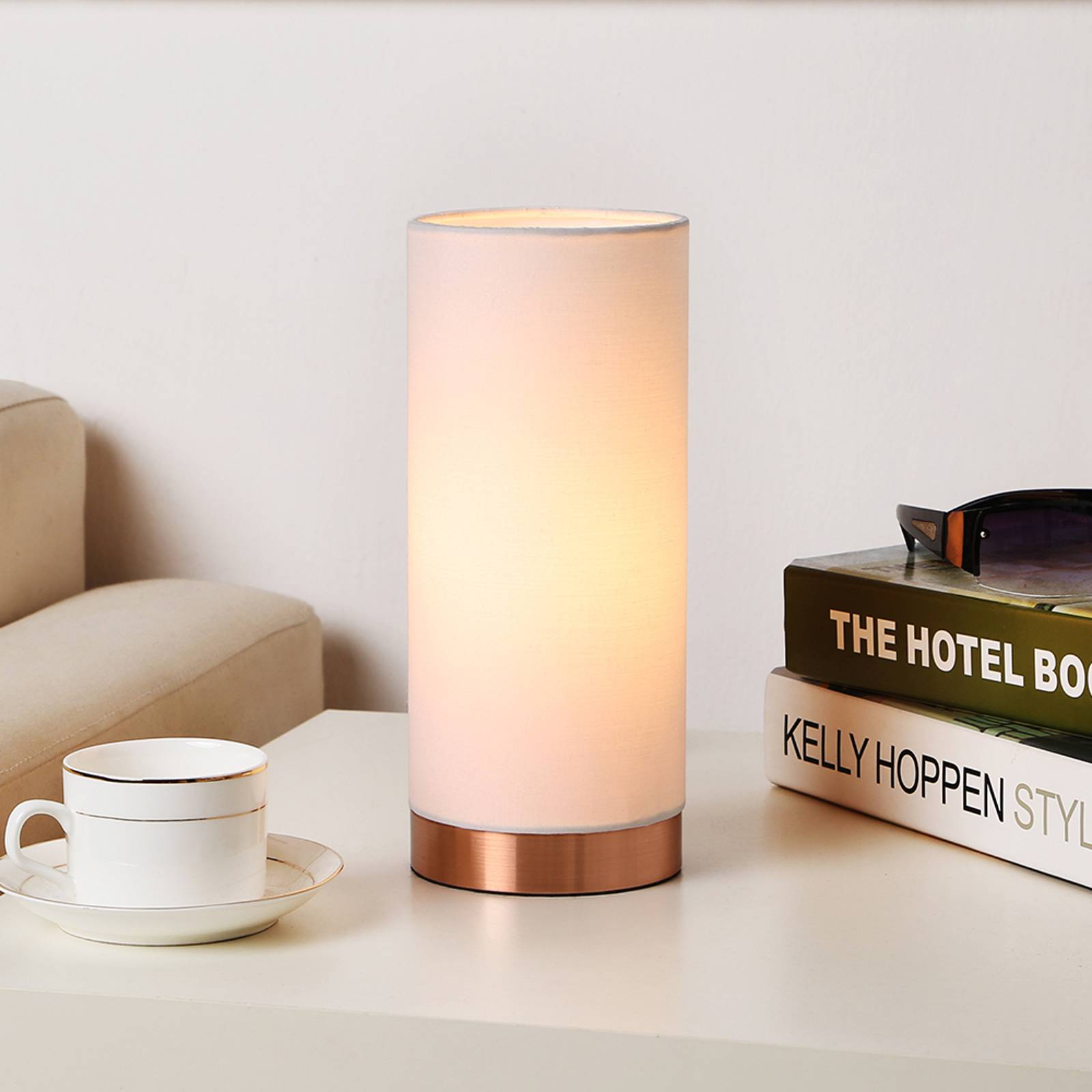 Vit bordslampa Rona med kopparfärgad fot