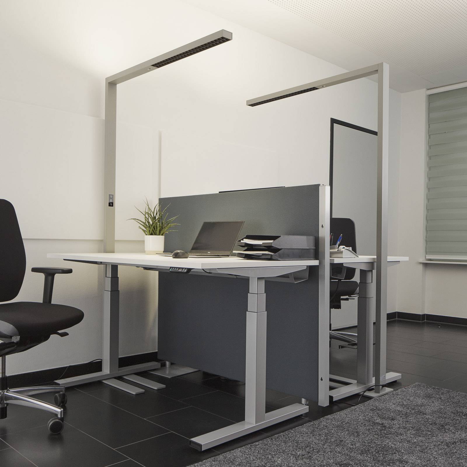 LED-kontors-golvlampa Jolinda m sensor och dimmer