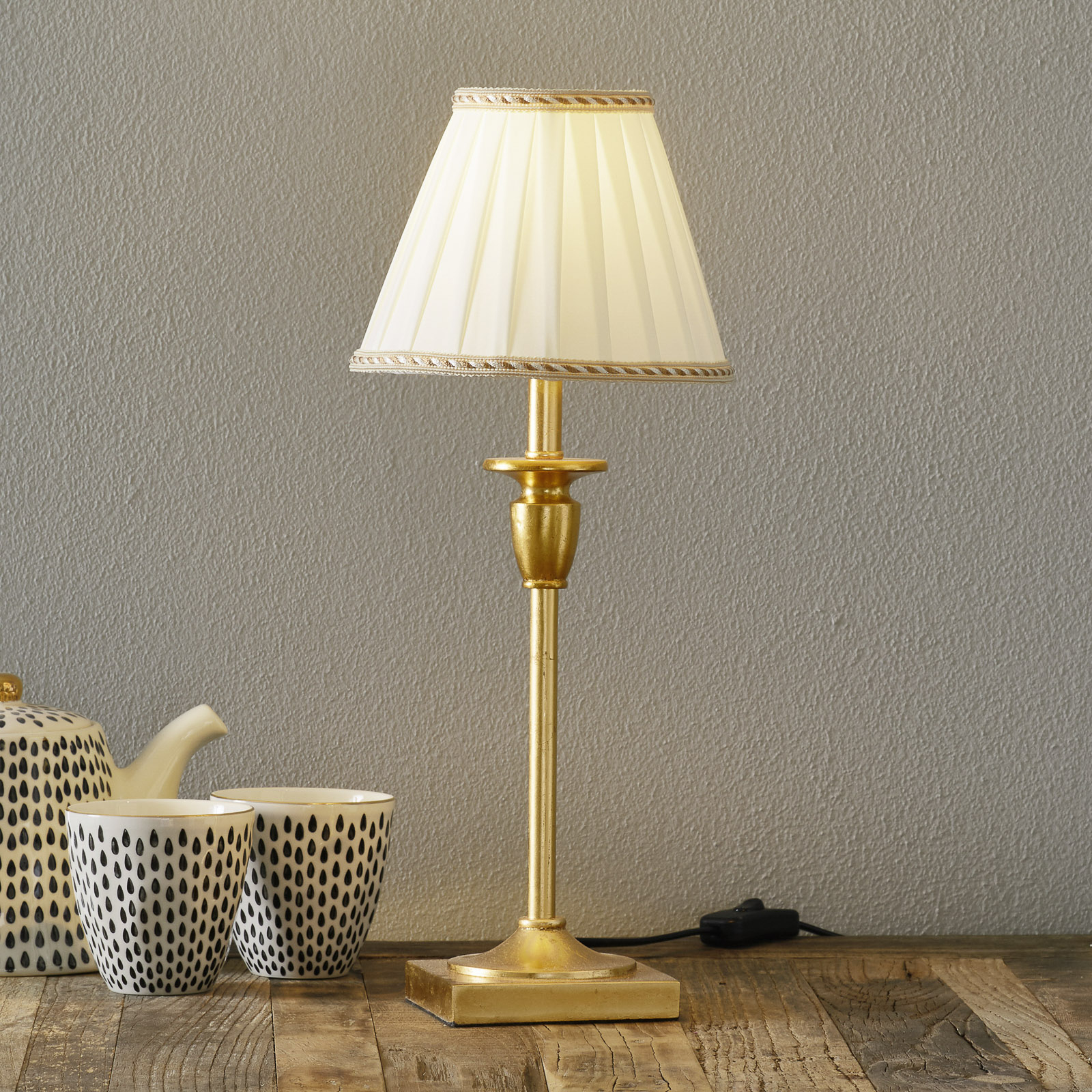 Stilfull bordslampa DONATA, Ø 17,8 cm