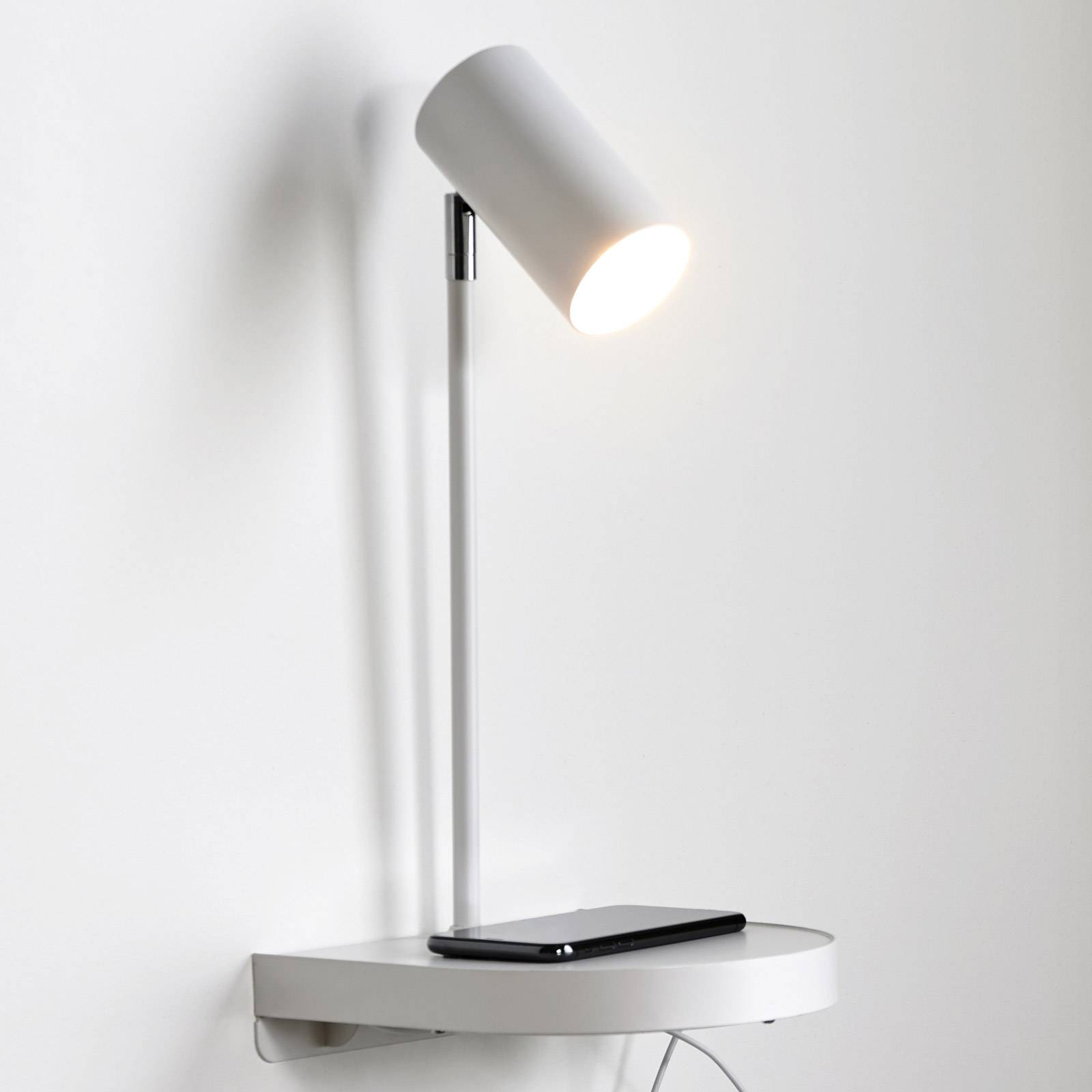 Vägglampa Cody, med hylla och USB-port, vit