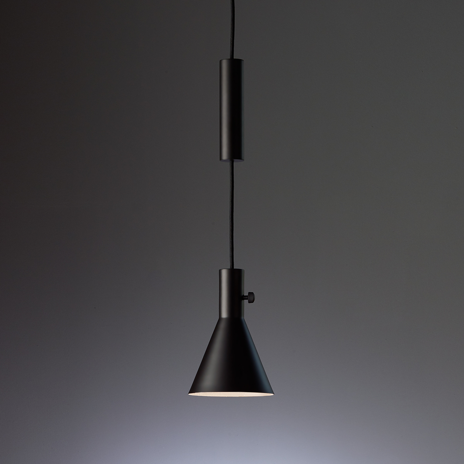 Mattsvarta LED-taklampan Eleu