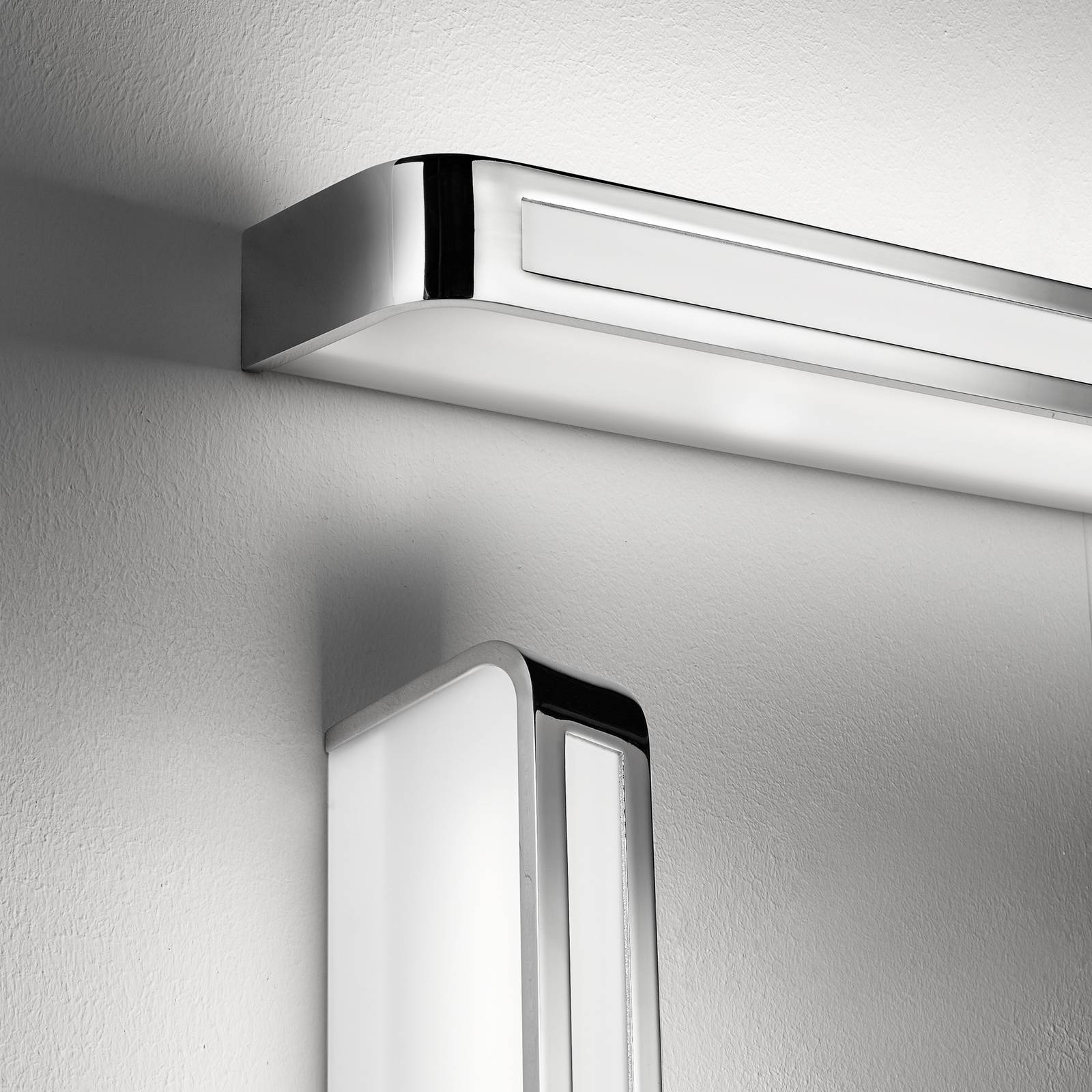 Tidslös LED-vägglampa Arcos, IP20 60 cm, krom