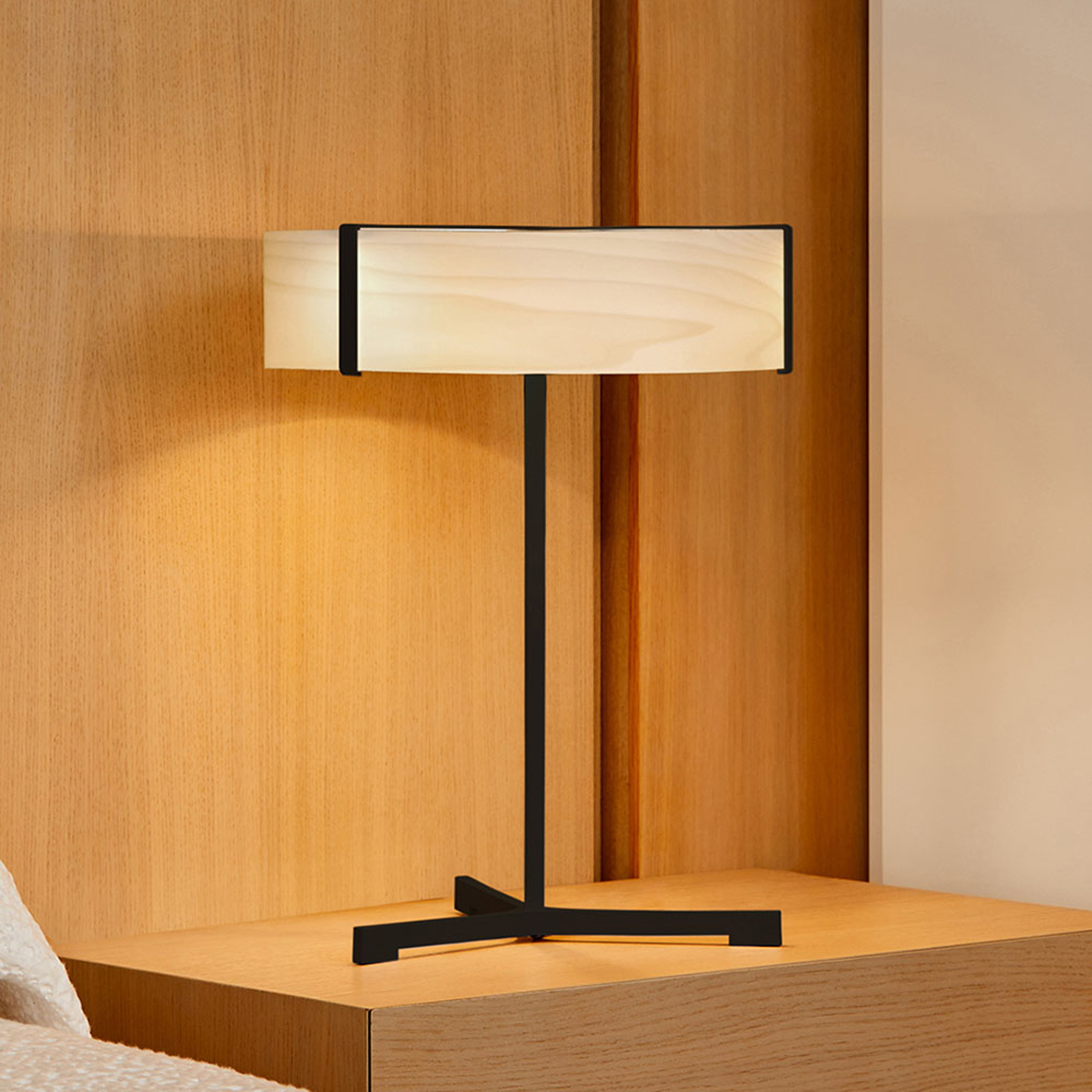 LZF Thesis LED-bordslampa svart matt/elfenben