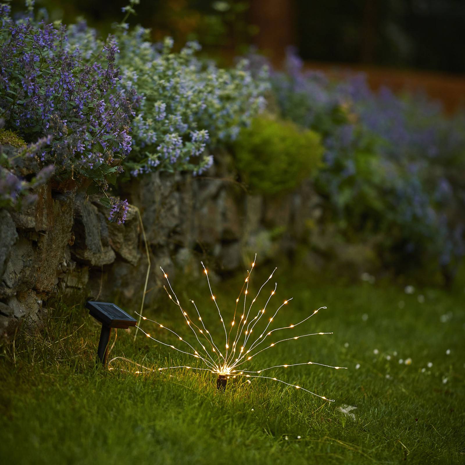 Soldriven LED-markspettslampan Firework höjd 23 cm