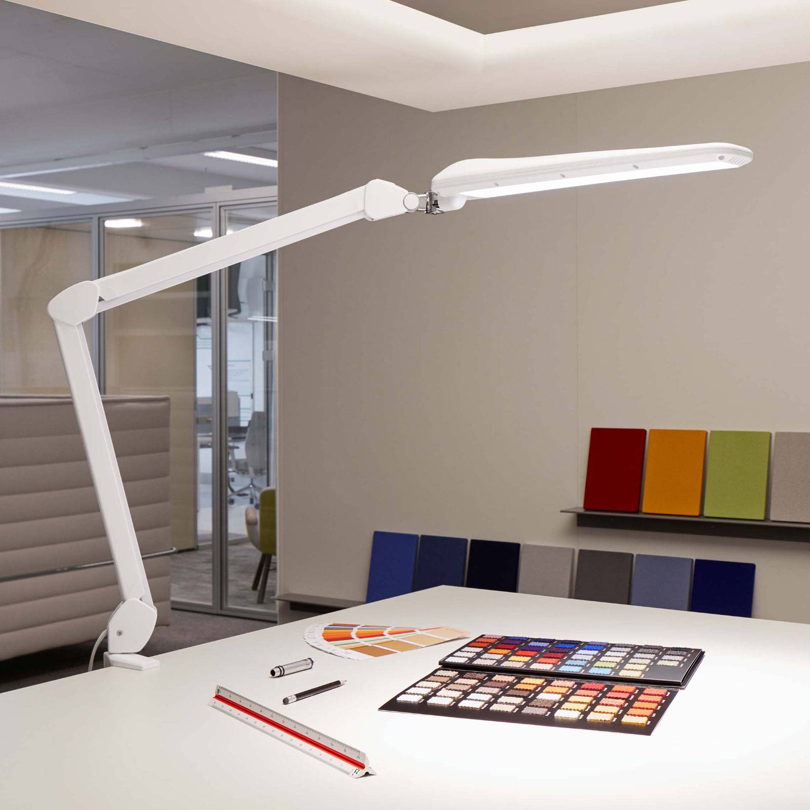 LED-bordslampa MAULcraft med klämfot, dimbar