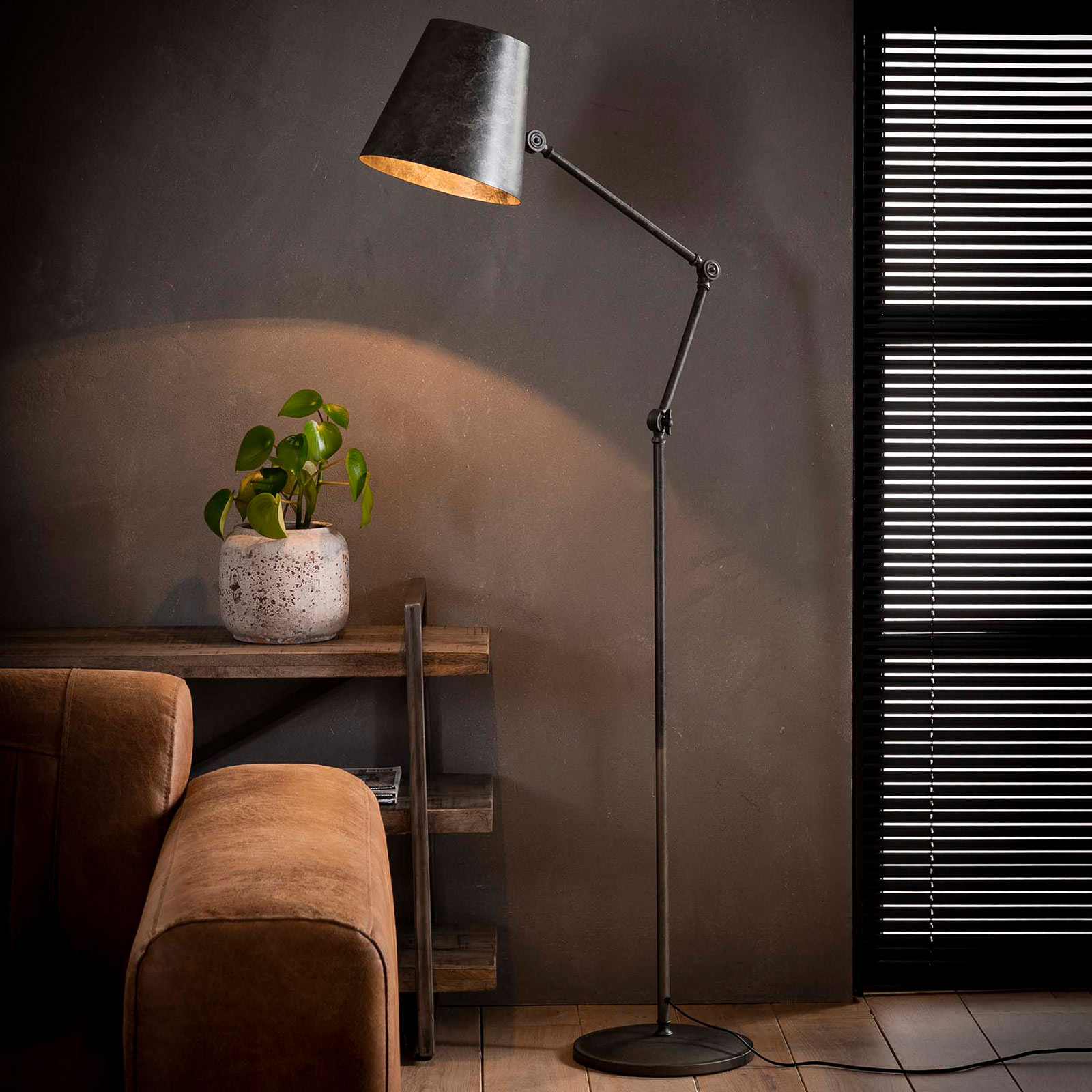 Golvlampa Arretona i antracit