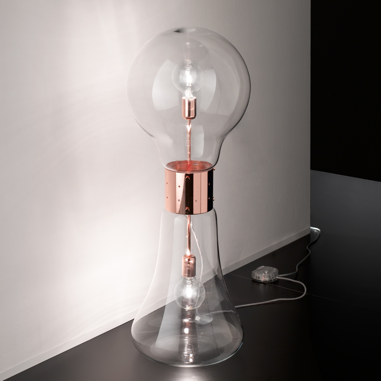 Designer-golvlampa Dina av glas med koppardetaljer