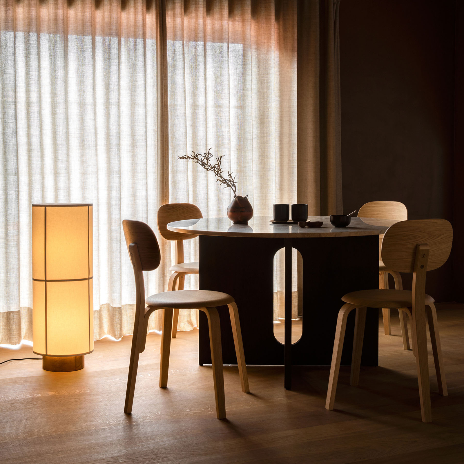 Menu Hashira golvlampa av tyg med dimmer