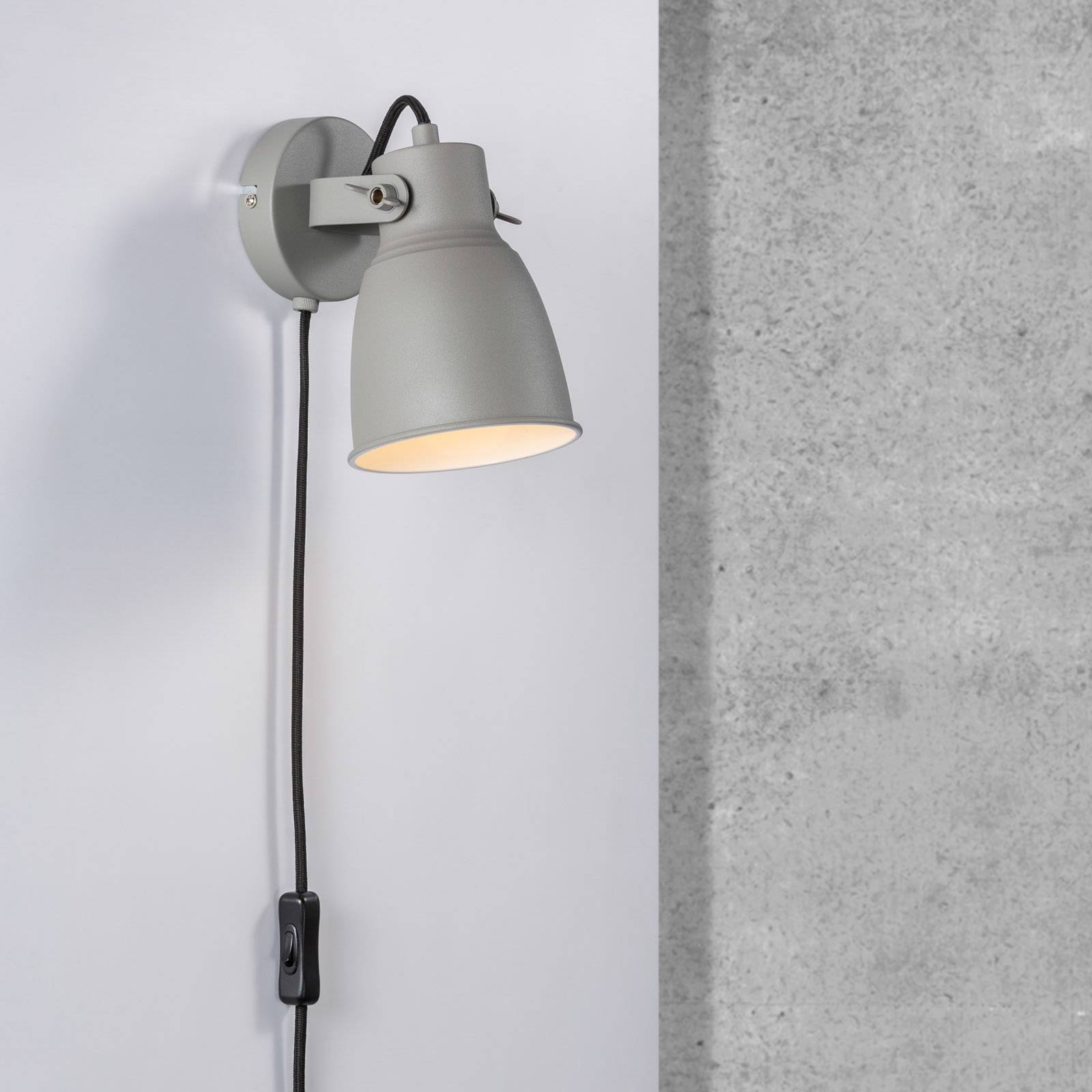 Vägglampa Adrian med kabel och kontakt, grå