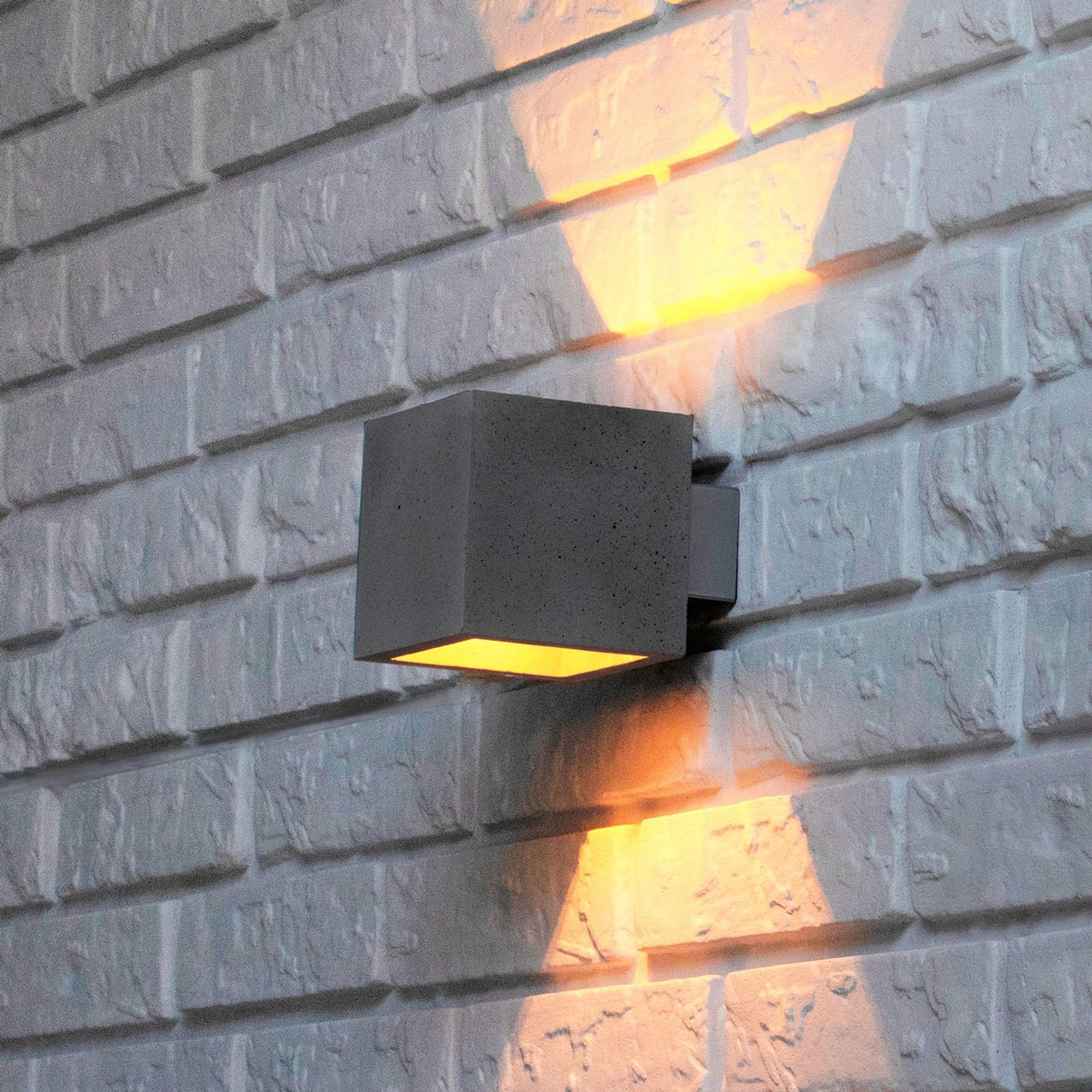 Proof – vägglampa med skärm i betong