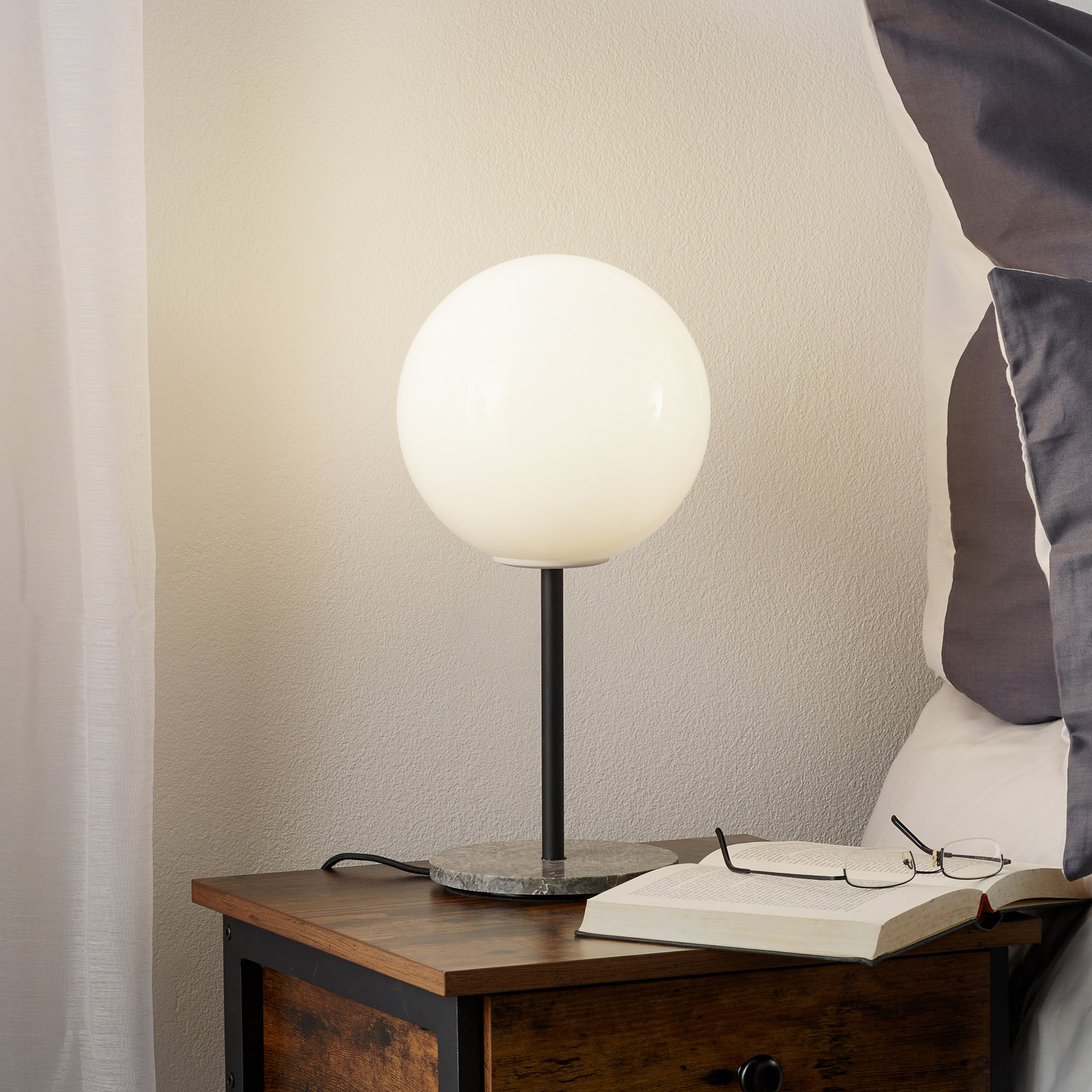 Menu TR Bulb bordslampa 41 cm marmor/opal glans