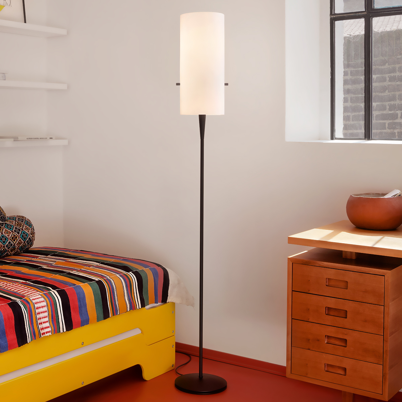 Smal designergolvlampa Club med chintzskärm