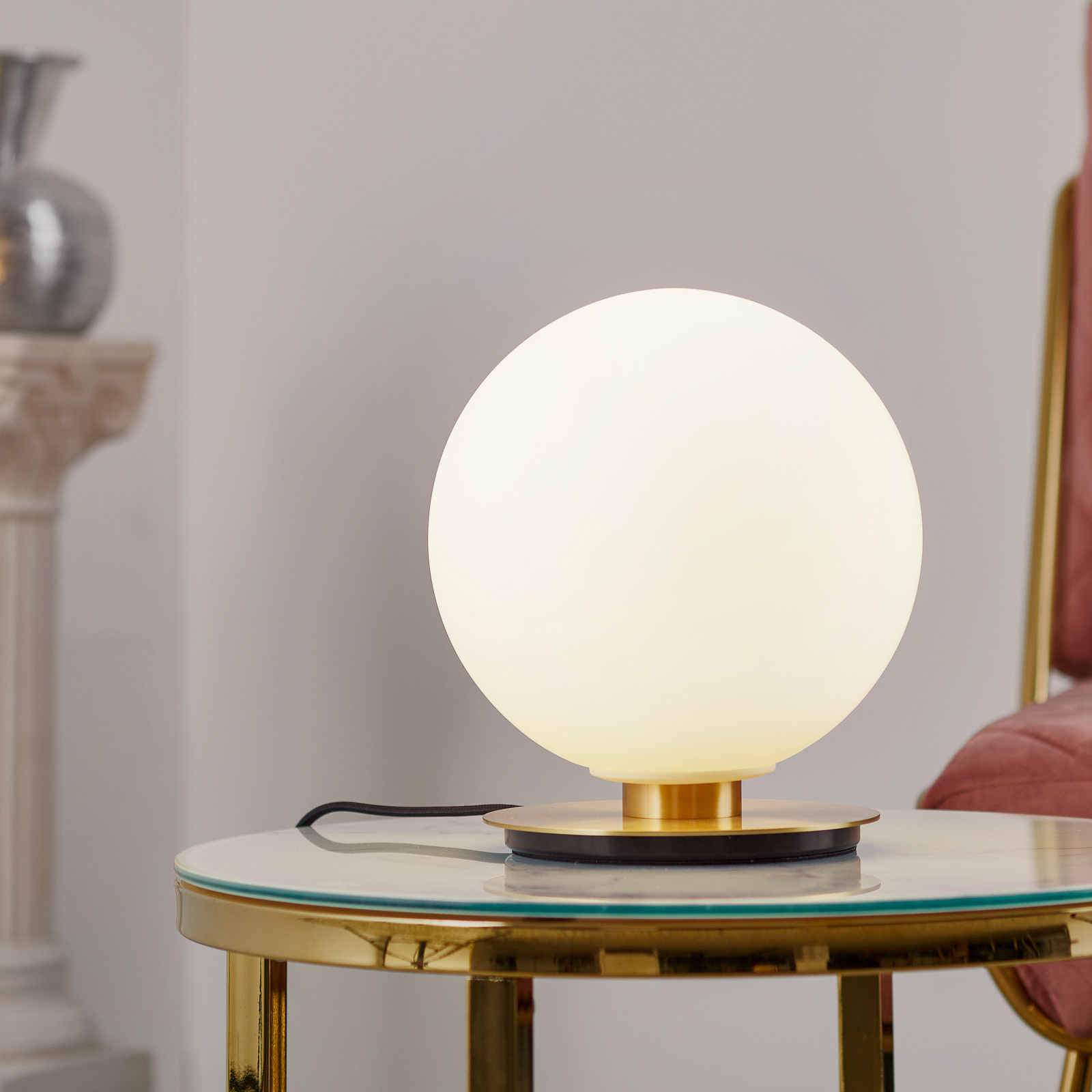 Menu TR Bulb bordslampa 22cm mässing/opal matt