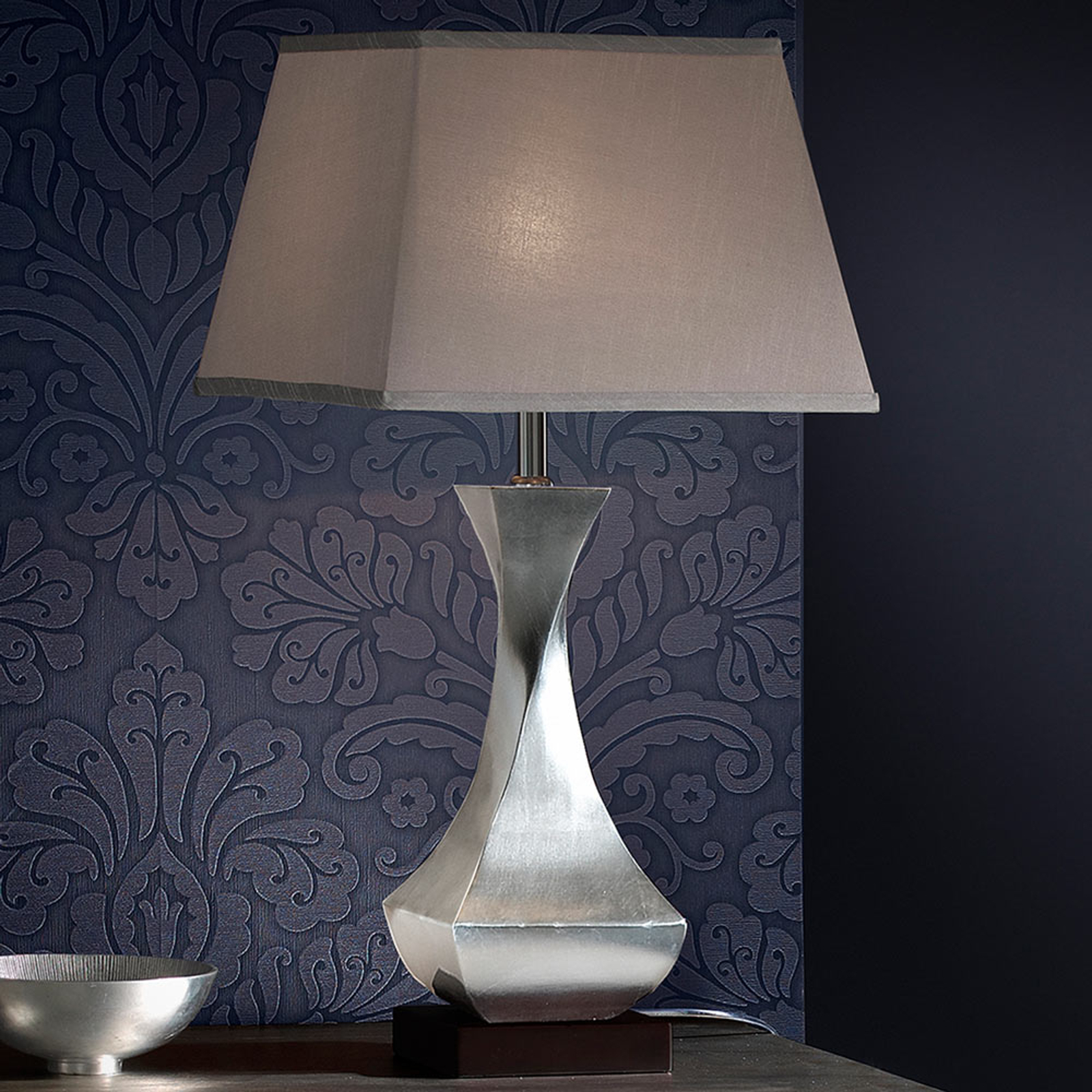 LED-bordslampa Deco med vriden fot