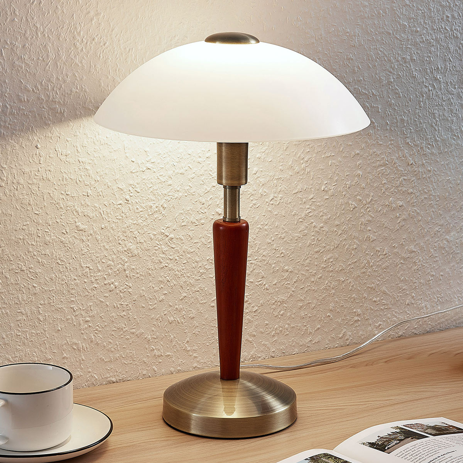 Bordslampa Tibby med glasskärm och trädekor