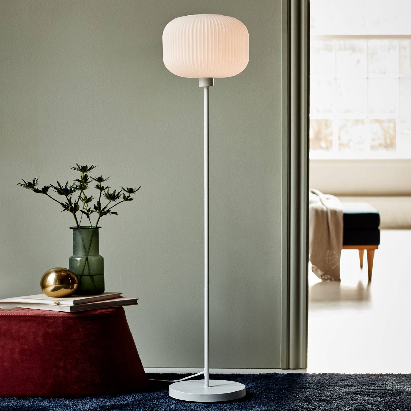 Golvlampa Milford med vit glasskärm