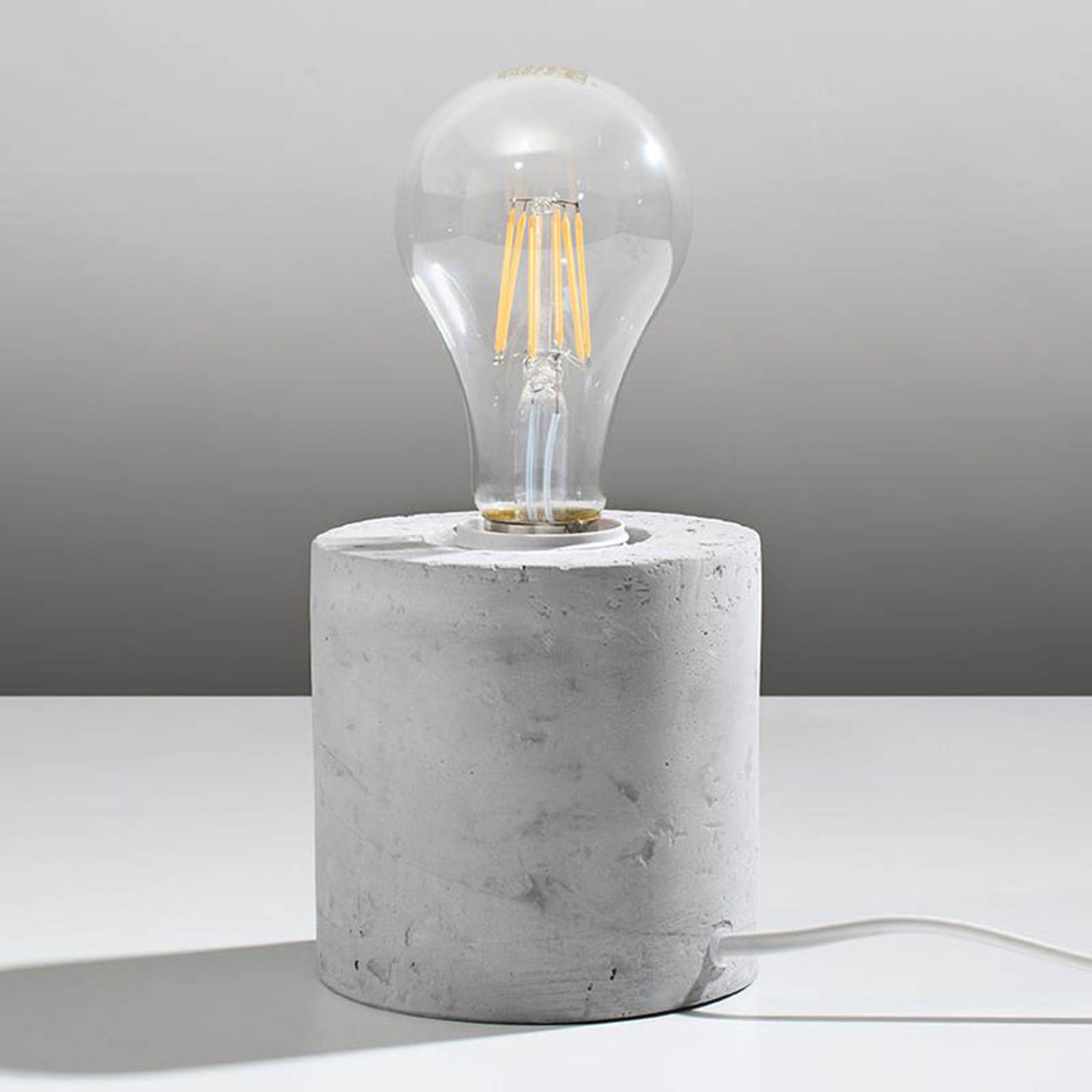 Bordslampa Akira av betong i cylinderform