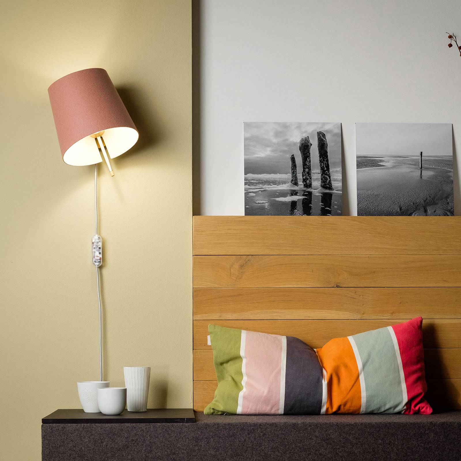 Vägglampa MUUN kontaktsladd, puder/ullvit