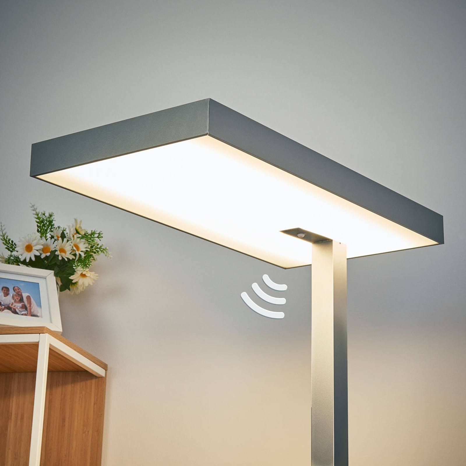 Kontors-LED-golvlampa Nora med rörelsesensor