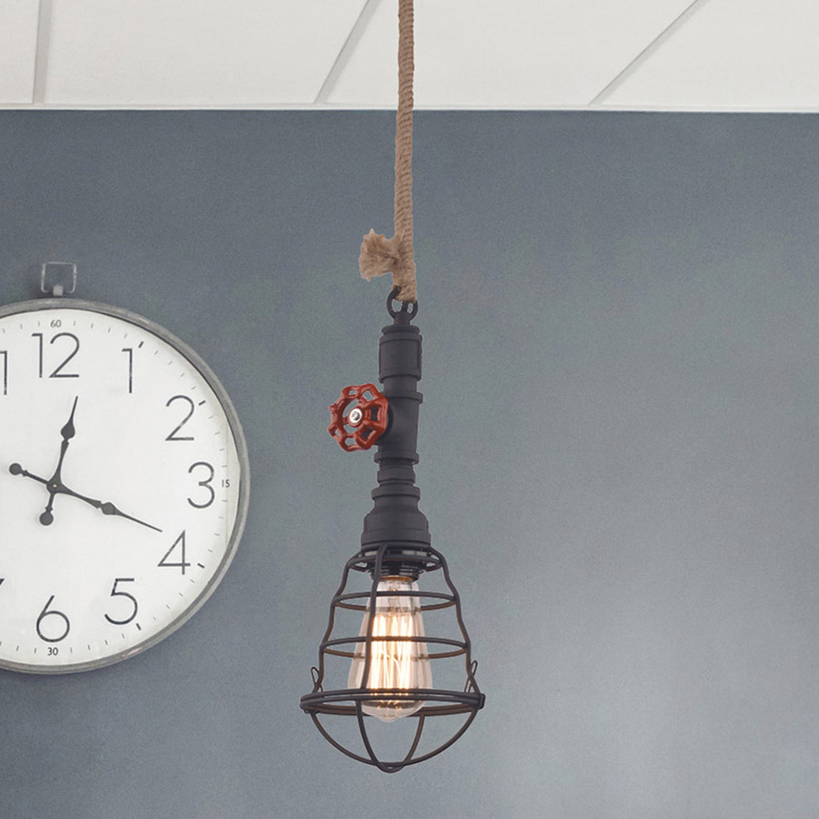 Pendellampa i industridesign, svart