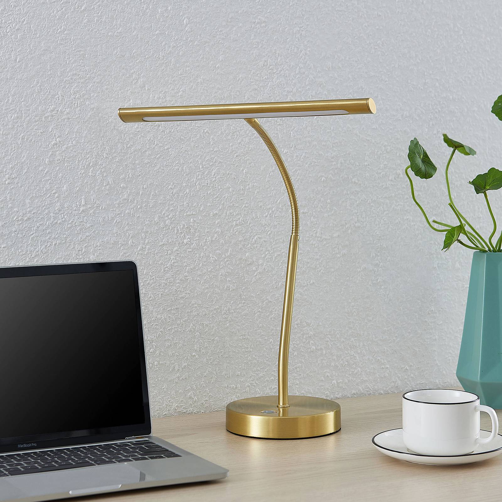 Lindby Nikali LED-skrivbordslampa, matt mässing