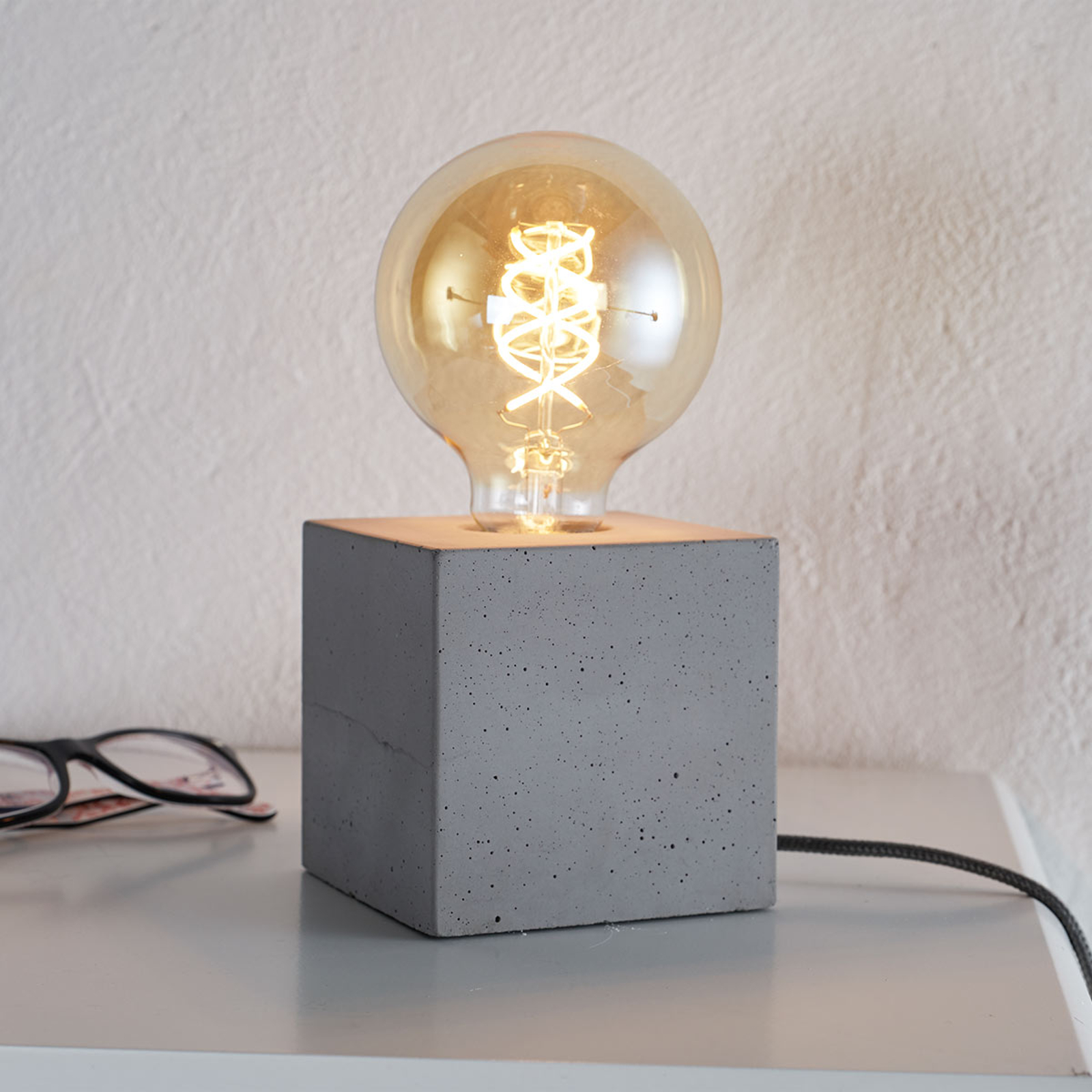 Modern bordslampa Strong av betong