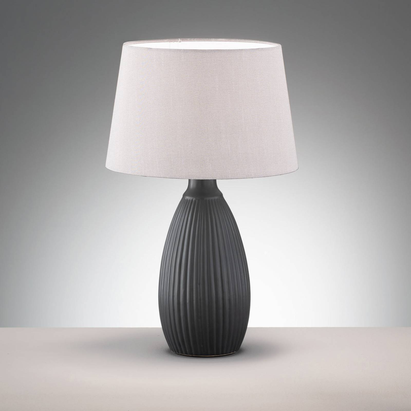 Bordslampa Ames med tygskärm och keramikfot