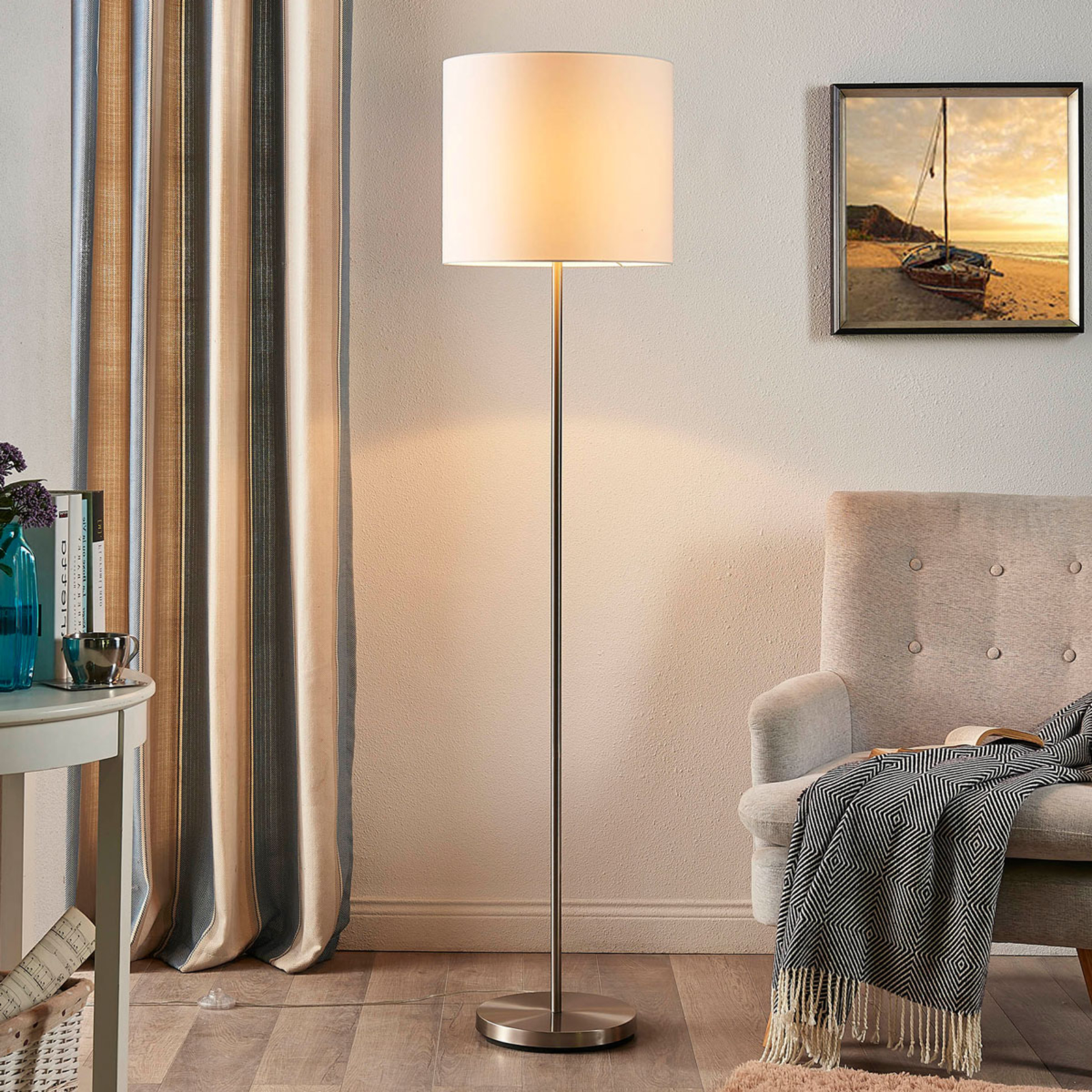 Parsa - golvlampa med textilskärm i vitt
