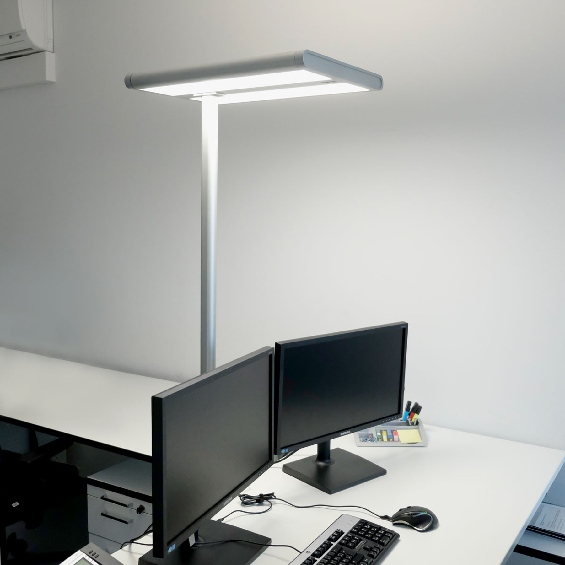 Quirin – LED-kontorsgolvlampa med sensor