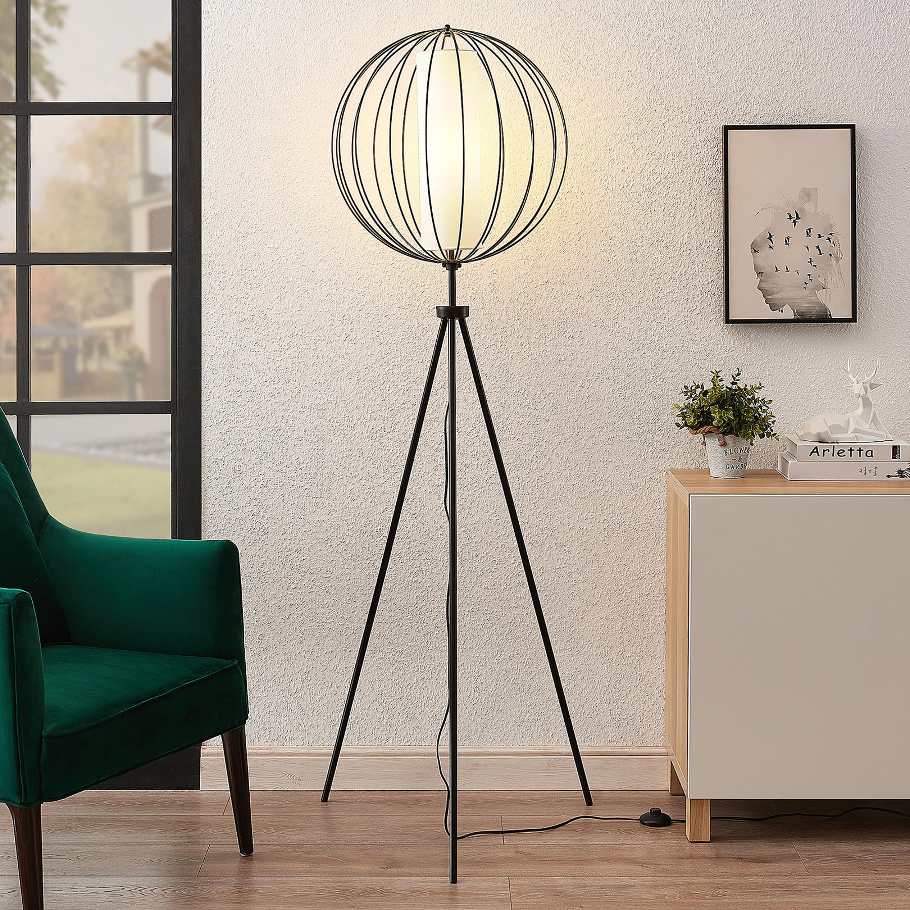 Lindby Koriko golvlampa med tre ben och burskärm