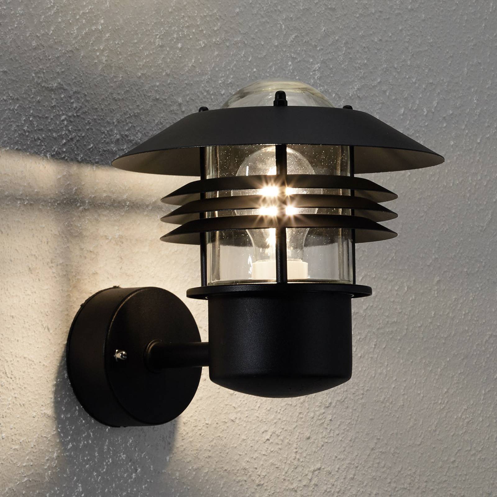Formskön utomhusvägglampa Vejers i svart