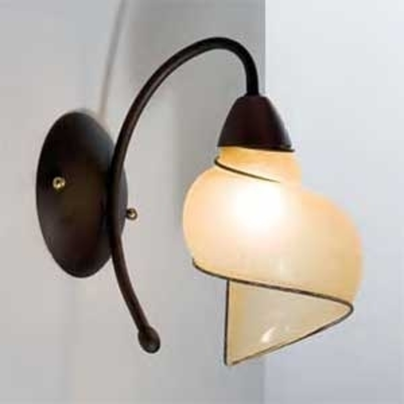 Elegant vägglampa CHIOCCIOLA