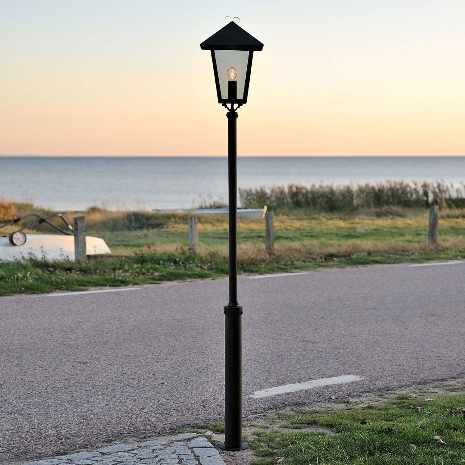 Lyktstolpe BENU med modern framtoning